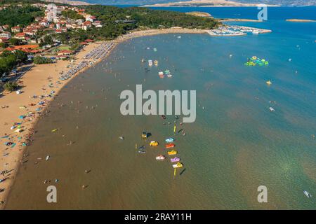Vista aerea di Rajska plaza (la spiaggia del paradiso) sull'isola di Rab, Croazia Foto Stock