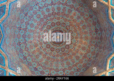 Splendido design floreale e geometrico blu bianco marrone all'interno della cupola presso l'antica moschea Shah Jahan a Thatta, Sindh, Pakistan Foto Stock
