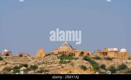 Vista panoramica delle antiche tombe medievali presso la necropoli di Makli a Thatta, Sindh, Pakistan Foto Stock