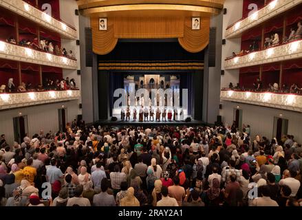 Teheran, Iran. 30 giugno 2023. Il pubblico iraniano applaude attori e attrici, si è esibito nella produzione teatrale musicale "Seven Labours of Esfandyar" presso la Vahdat (Unity) Hall nel centro di Teheran, il 30 giugno 2023. Seven Labours of Esfandyar musical Theatre, è un adattamento gratuito dello Shahnameh di Hakim Abulqasem Ferdowsi, scritto da Mohammad Reza Kohestani e prodotto dall'Arts and Media Organization Owj del corpo della Guardia rivoluzionaria islamica (IRGC), con la partecipazione della Fondazione culturale Roudaki. (Foto di Morteza Nikoubazl/NurPhoto) credito: NurPhoto SRL/Alamy Live News Foto Stock