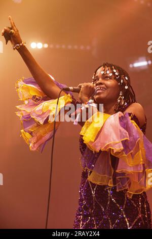 Roskilde, Danimarca. 30 giugno 2023. La cantante e cantautrice Florence Adooni esegue un concerto dal vivo durante il festival di musica danese Roskilde Festival 2023 a Roskilde. (Foto: Gonzales Photo - Peter Troest). Foto Stock