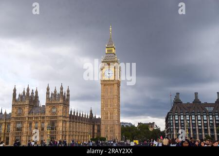 Londra, Regno Unito. 5 luglio 2023. Cieli nuvolosi sul Big Ben e sul Parlamento. Foto Stock
