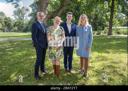 HAARLEM - da sinistra a destra i deputati Jeroen Otthof - PVDA - , Rosan Kocken - GL - , Jelle Beemsterboer - BBBB - e Esther Rommel - VVD - durante la presentazione dell'accordo di coalizione della provincia dell'Olanda settentrionale nel Paviljoen Welgelegen. Come in quasi tutte le altre province con una formazione arrotondata, BBB e VVD fanno anche parte del nuovo consiglio dei deputati. ANP EVERT ELZINGA netherlands Out - belgio Out Foto Stock