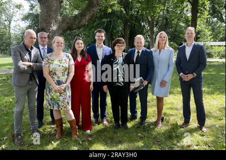 HAARLEM-da sinistra a destra Gert-Jan Leerink e Jeroen Otthof della VVD, Rosan Kocken e Anouk Gielen della GL, Jelle Beemsterboer e Ingrid Desais e Michel Becker del BBB e Esther Rommel e Klaas Jeroen Terwal del VVD durante la presentazione dell'accordo di coalizione della provincia dell'Olanda settentrionale nel Paviljoen Welgelegen. Come in quasi tutte le altre province con una formazione arrotondata, BBB e VVD fanno anche parte del nuovo consiglio dei deputati. ANP EVERT ELZINGA netherlands Out - belgio Out Foto Stock