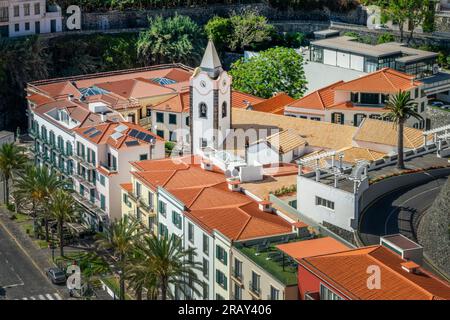 Vista aerea del pittoresco villaggio di Ponta do Sol sull'isola di Madeira, Portogallo Foto Stock