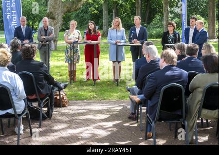 HAARLEM - da sinistra a destra PVDA, GL, VVD e BBB durante la presentazione dell'accordo di coalizione della provincia dell'Olanda settentrionale a Paviljoen Welgelegen. Come in quasi tutte le altre province con una formazione arrotondata, BBB e VVD fanno anche parte del nuovo consiglio dei deputati. ANP EVERT ELZINGA netherlands Out - belgio Out Foto Stock