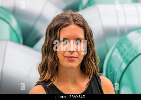 Londra, Regno Unito. 6 luglio 2023. Slackwater: A New commission by Holly Hendry (nella foto) at the Artist's Garden che si svolge dal 6 luglio 2023 al settembre 2024. Slackwater è un immenso intreccio scultoreo che "intreccia la storia acquosa della sua posizione lungo il fiume, con riferimenti ai ritmi astratti del Tamigi e ai movimenti liquidi all'interno del corpo umano". Il lavoro specifico del sito occupa la terrazza sul tetto della stazione della metropolitana di Temple e continua la dedizione della CoLAB a commissionare installazioni contemporanee innovative da parte di donne artiste. L'Artist's Garden è stato realizzato io Foto Stock