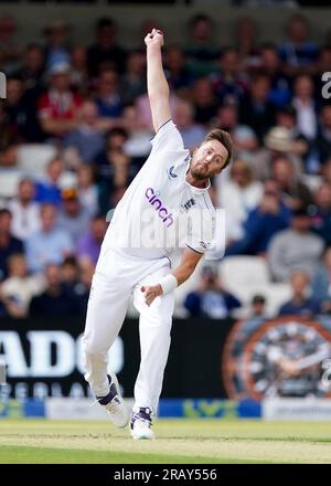 L'inglese Ollie Robinson in azione di bowling durante il primo giorno del terzo test match degli Ashes a Headingley, Leeds. Data foto: Giovedì 6 luglio 2023. Foto Stock