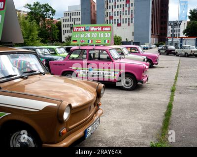 Auto Trabant a noleggio per turisti a Berlino, Germania Foto Stock