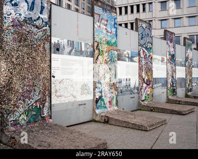 Parti del muro di Berlino o aree coperte che erano divise da una barriera di cemento tra Berlino Est e Berlino Ovest. Foto Stock