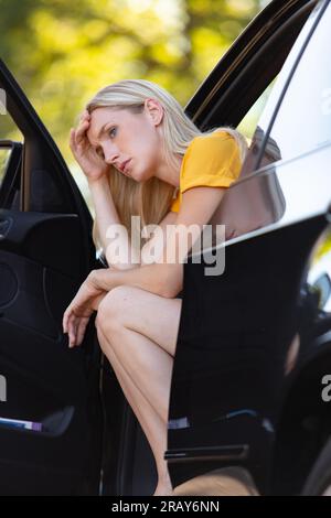 ritratto del finestrino laterale scontento giovane conducente stressato Foto Stock