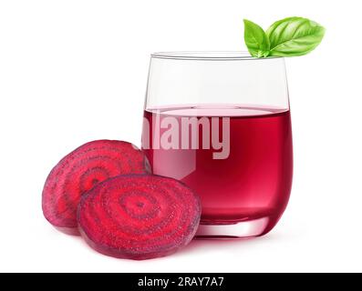 Bicchiere di succo di barbabietola e due fette di barbabietola fresca, isolate su bianco Foto Stock