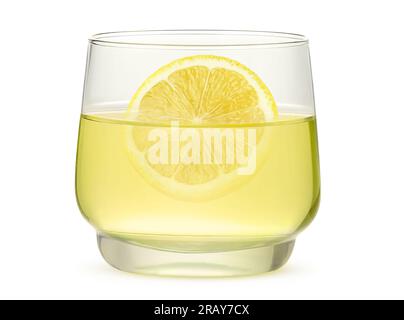 Limonata in un bicchiere con una fetta di limone, isolata su bianco Foto Stock