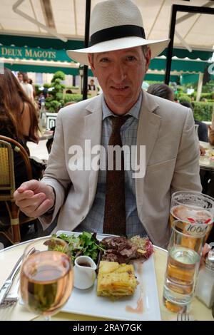 Pranzo sulla riva sinistra al kebab di manzo in stile Deux Magots sulla terrazza all'aperto a Les Deux Magots, Saint-Germain des Prés, Parigi, Francia Foto Stock