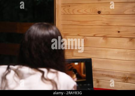 Assisti all'era moderna dell'istruzione online quando una giovane donna felice lavora sul suo notebook a letto Foto Stock