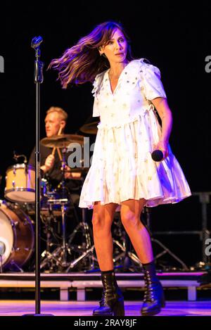 Natalie Imbruglia si esibisce dal vivo durante Natalie Imbruglia - Villa Arconati Festival, Concerto musicale a Bollate (Milano), Italia, 05 luglio 2023 Foto Stock