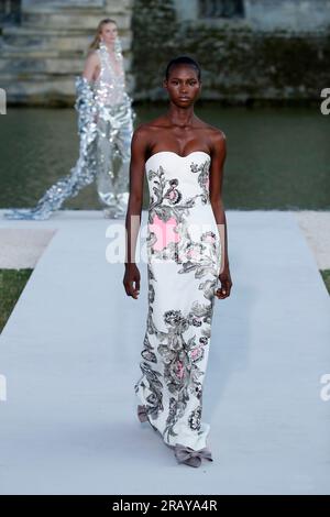 (230706) -- PARIGI, 6 luglio 2023 (Xinhua) -- Un modello presenta una creazione delle collezioni di alta moda autunno/inverno 2023/2024 di Valentino durante la settimana della moda di Parigi, in Francia, 5 luglio 2023. (MeetEurope/Handout tramite Xinhua) Foto Stock