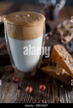 Caffè Dalgona in un bicchiere Foto Stock