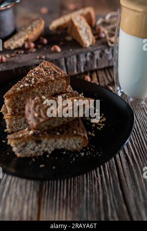 Torta di noci con caffè dalgona su un tavolo di legno Foto Stock