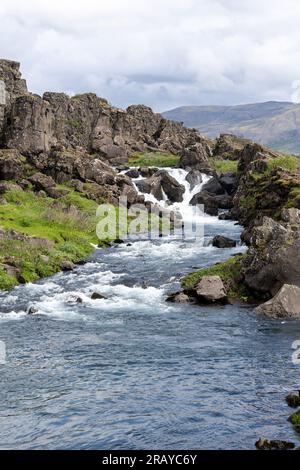 Drekkingarhylur e cascata nel Parco Nazionale di Thingvellir, Islanda Foto Stock