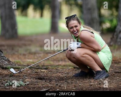 Liv Cooke reagisce dopo una giocata dal Rough durante la giornata di anteprima della LIV Golf League al Centurion Club, Hertfordshire. Data foto: Giovedì 6 luglio 2023. Foto Stock