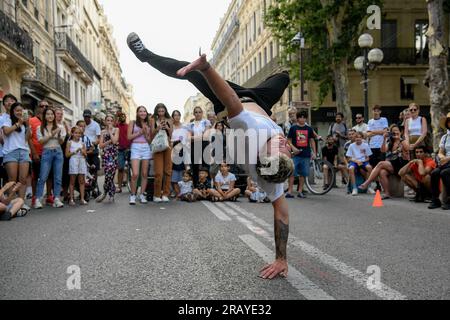 Avignone, Francia. 5 luglio 2023. Un giovane dimostra le sue abilità di breakdance durante uno spettacolo di danza al Festival. Il Festival d'Avignone è iniziato in Francia, offrendo una celebrazione di un mese del teatro nella città medievale. Questa 77esima edizione, che si tiene nel centro di Avignone, presenta un programma diversificato di spettacoli. Credito: SOPA Images Limited/Alamy Live News Foto Stock