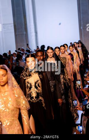 Models Walk alla sfilata Elie Saab durante la Paris Fashion Week Haute Couture Autunno/Inverno 2023-2024 il 5 luglio 2023 a Parigi, in Francia. (Foto di Lyvans Boolaky/ÙPtertainment/Sipa USA) Foto Stock