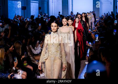 Parigi, Francia. 5 luglio 2023. Models Walk alla sfilata Elie Saab durante la Paris Fashion Week Haute Couture Autunno/Inverno 2023-2024 il 5 luglio 2023 a Parigi, in Francia. (Foto di Lyvans Boolaky/ÙPtertainment/Sipa USA) credito: SIPA USA/Alamy Live News Foto Stock