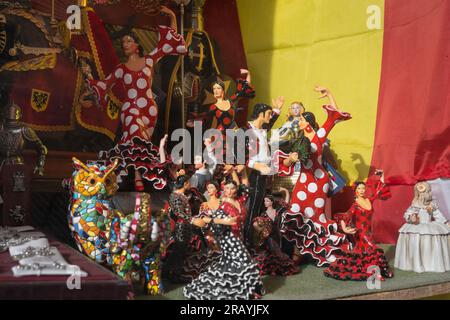 Iconica Spagna, vista delle colorate figurine di flamenco in ceramica in mostra in un negozio di articoli da regalo a Segovia, nel centro della Spagna. Foto Stock