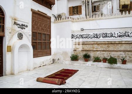 Jeddah, Arabia Saudita - 21 dicembre 2022: Vita di strada nella città vecchia. Un luogo di preghiera con i detti del Corano sulle pareti. Storica Jeddah. Foto Stock