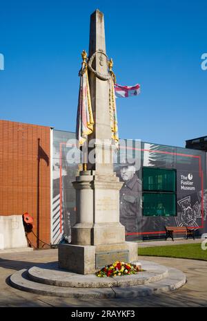 Memoriale ai Fucilieri del Lancashire fuori dal museo di Bury Foto Stock