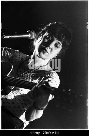 KRISTIN HERSH, BRISTOL, 1994: Kristin Hersh dei Throwing Muses che suona un concerto acustico dal vivo alla Bristol St George's Hall il 24 marzo 1994. Fotografia: Rob Watkins. INFO: Kristin Hersh, cantautrice statunitense, è nota per il suo ruolo influente nel rock alternativo. In qualità di frontwoman dei Throwing Muses, la sua voce distintiva e la poetica scrittura, presentata in opere soliste come "Hips and Makers", hanno lasciato un impatto duraturo sui paesaggi della musica alternativa e indie. Foto Stock
