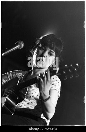 KRISTIN HERSH, BRISTOL, 1994: Kristin Hersh dei Throwing Muses che suona un concerto acustico dal vivo alla Bristol St George's Hall il 24 marzo 1994. Fotografia: Rob Watkins. INFO: Kristin Hersh, cantautrice statunitense, è nota per il suo ruolo influente nel rock alternativo. In qualità di frontwoman dei Throwing Muses, la sua voce distintiva e la poetica scrittura, presentata in opere soliste come "Hips and Makers", hanno lasciato un impatto duraturo sui paesaggi della musica alternativa e indie. Foto Stock