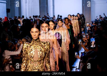 Models Walk alla sfilata Elie Saab durante la Paris Fashion Week Haute Couture Autunno/Inverno 2023-2024 il 5 luglio 2023 a Parigi, in Francia. (Foto di Lyvans Boolaky/ÙPtertainment/Sipa USA) Foto Stock