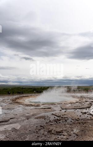 Islanda - 06.30.2023: Strokkur geyser erupting Foto Stock