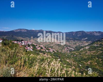 Parte del paesaggio urbano della Grecia Metsovo tra le montagne. Foto Stock