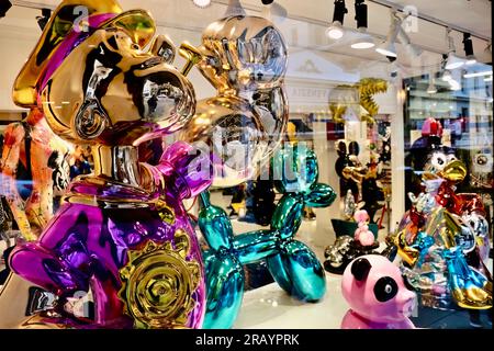 Shiny Popeye scultura ballon dog panda nella vetrina del negozio di Venezia fine Arts & Antiques all'interno di Chinatown San Francisco California USA Foto Stock