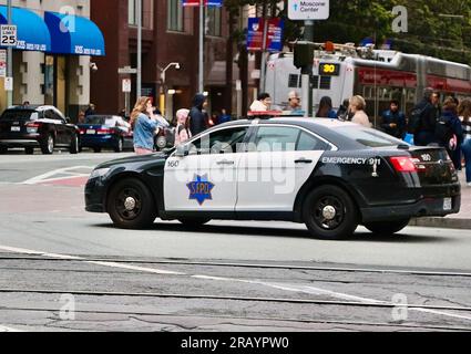 Ford Crown Victoria Police Interceptor di SFPD nel centro di San Francisco, California, USA Foto Stock