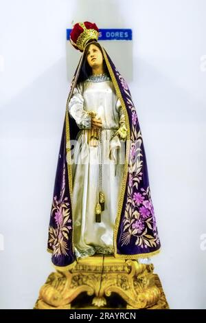 Rio de Janeiro, Brasile - 15 giugno 2023: Una statua della Vergine Maria su un piedistallo dorato. Indossa una corona e una veste viola. Foto Stock