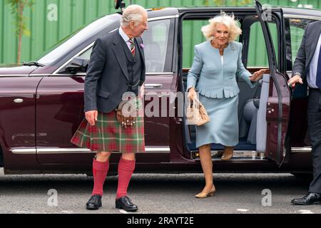 Re Carlo III e la regina Camilla arrivano a Lochcarron di Scozia presso il mulino tessile di Waverley a Selkirk, nei confini scozzesi, come parte della prima settimana di Holyrood dall'incoronazione del re. Data foto: Giovedì 6 luglio 2023. Foto Stock