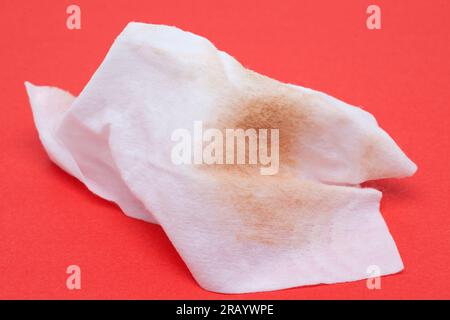 Rimozione del trucco con pulizia a umido utilizzata su sfondo rosso Foto Stock
