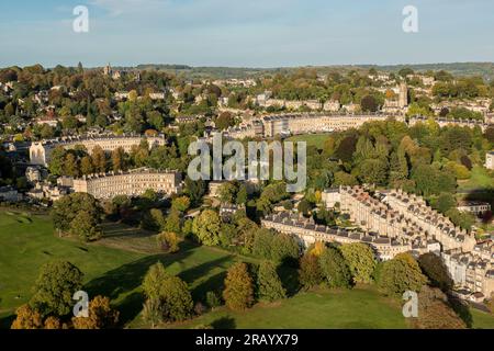 Vista sopraelevata del Royal Crescent nella città di Bath Foto Stock