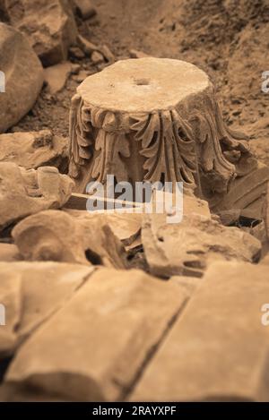 Una capitale corinzia dalla terrazza ospita nell'antica città di Efeso. Foglie di acanto. Izmir, Turchia Foto Stock