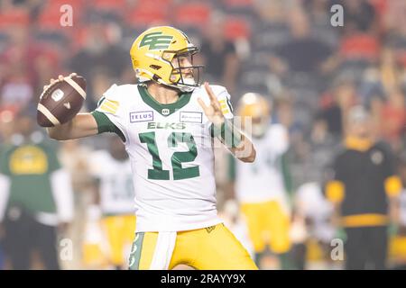 30 giugno 2023: Il quarterback degli Edmonton Elks Jarret Doege (12) si prepara a lanciare durante la partita CFL tra Edmonton Elks e Ottawa Redblacks tenutasi al TD Place Stadium di Ottawa, Canada. Daniel Lea/CSM Foto Stock