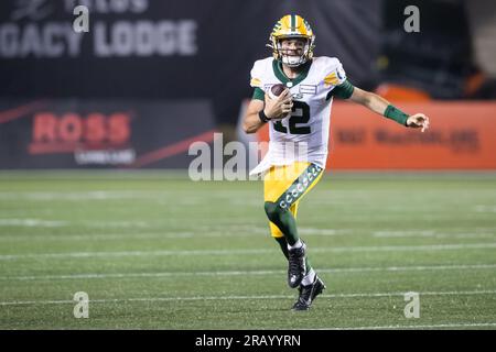 30 giugno 2023: Il quarterback degli Edmonton Elks Jarret Doege (12) corre con il pallone durante la partita CFL tra Edmonton Elks e Ottawa Redblacks tenutasi al TD Place Stadium di Ottawa, Canada. Daniel Lea/CSM Foto Stock