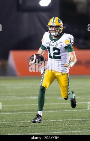 30 giugno 2023: Il quarterback degli Edmonton Elks Jarret Doege (12) corre con il pallone durante la partita CFL tra Edmonton Elks e Ottawa Redblacks tenutasi al TD Place Stadium di Ottawa, Canada. Daniel Lea/CSM Foto Stock