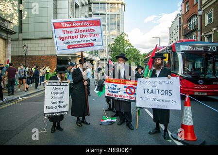 Londra, Regno Unito - 7 luglio 2023: Protesta fuori dall'ambasciata israeliana dopo l'operazione IDF nella città di Jenin in Cisgiordania. Foto Stock