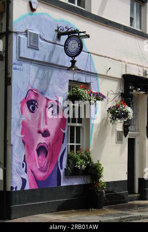 Paul o'Grady immortalato come Lily Savage in un murale al Church Bar di Canal Street nel villaggio gay di Manchester Foto Stock