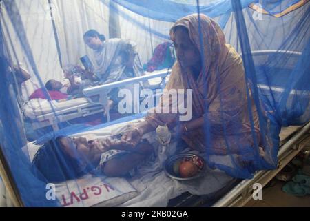 Dhaka Bangladesh 6july 2023.i pazienti affetti da dengue infantili bengalesi coperti da zanzariera soffrono di febbre dengue mentre ricevono il trattamento all'interno di H Foto Stock