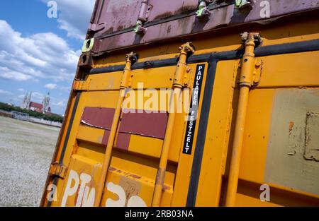 Monaco, Germania. 6 luglio 2023. Contenitori con componenti di una tenda della birra possono essere visti sul Theresienwiese, l'Oktoberfest Grounds. Il 188° Wiesn si svolgerà quest'anno dal 16.09.- 03.10.2023. Crediti: Sven Hoppe/dpa/Alamy Live News Foto Stock
